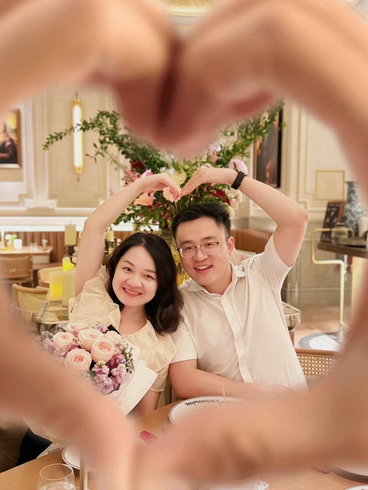 Chao与秀比心合照